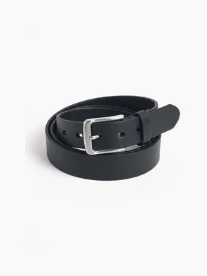 Cinturón de cuero negro